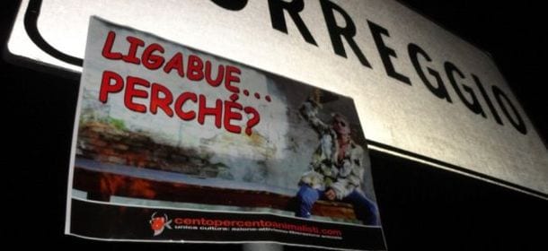 Ligabue indossa la pelliccia nel video di "Siamo chi siamo": gli animalisti contesta