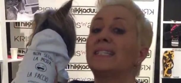 Carolyn Smith lancia una linea di abiti per cani: felpe e t-shirt