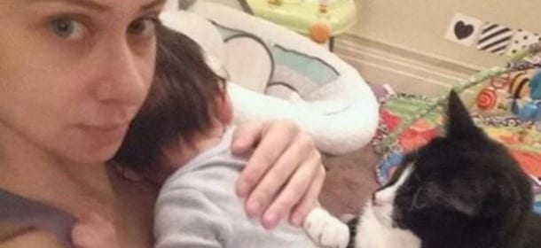 Panda, il gatto bianco e nero che è il miglior baby sitter al mondo [FOTO]