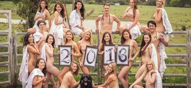 Giovani veterinari si spogliano: il calendario con gli animali è a fin di bene [FOTO]