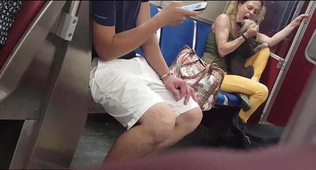 Video shock: picchia e morde il suo cane in metropolitana davanti a tutti [VIDEO]