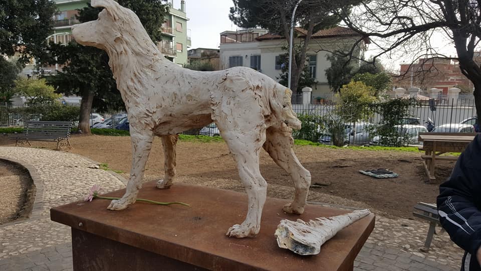 Distrutta la statua del cane Angelo: "Era un simbolo di pace e amore"