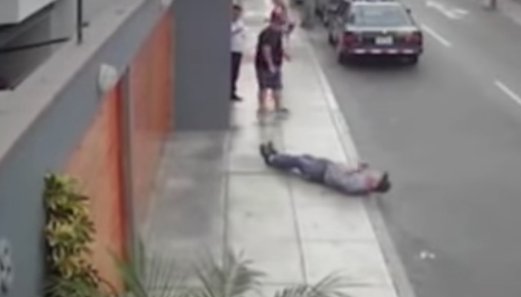 Anziano chiede a un uomo di ripulire i bisogni del cane: lui reagisce così [VIDEO]