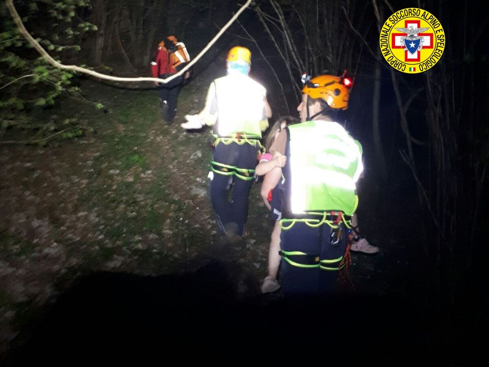 Gemelle di 4 anni perse nel bosco: il loro Pit Bull fa qualcosa di incredibile [FOTO]