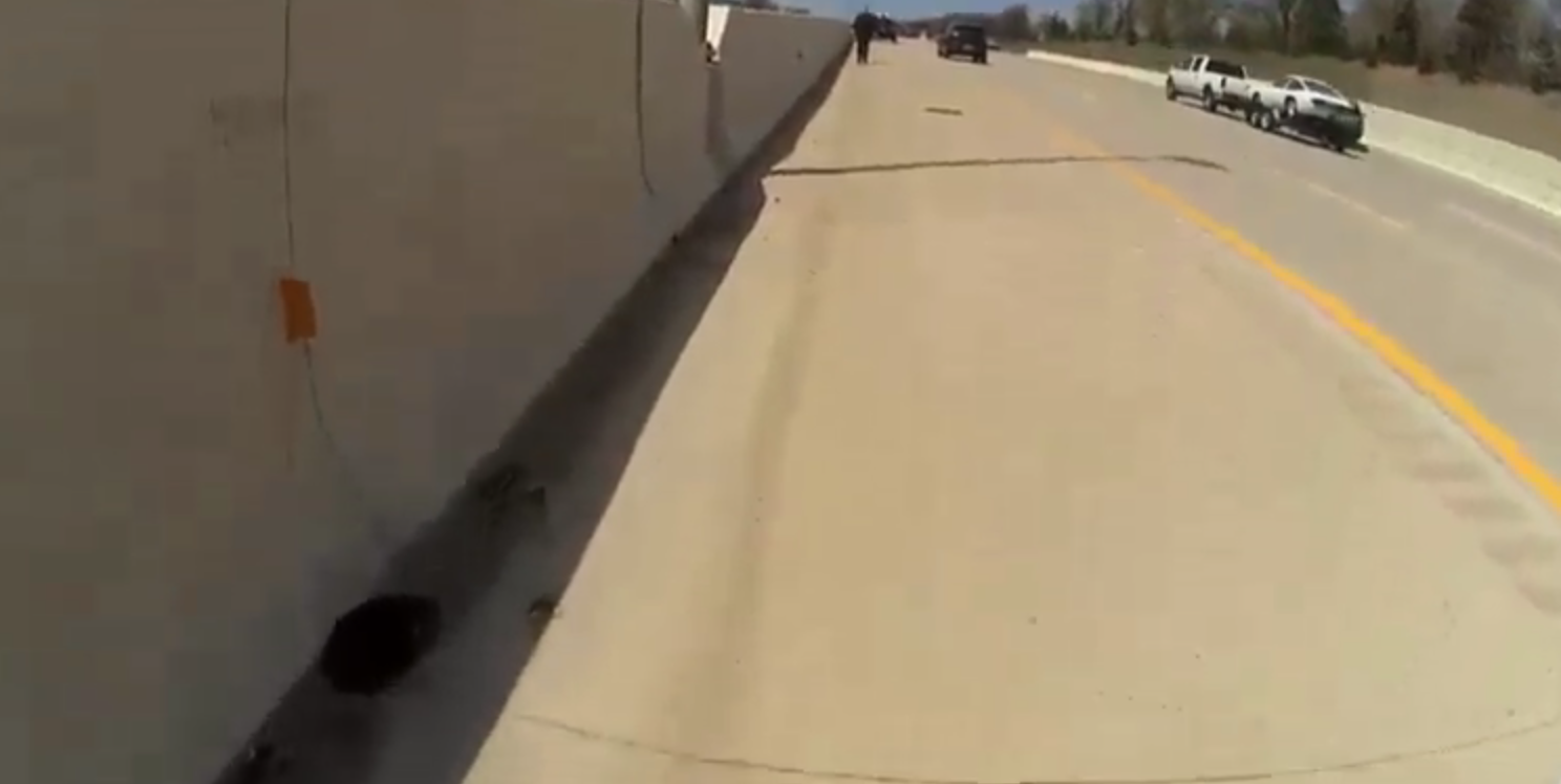 Vedono qualcosa di strano in autostrada: si fermano e salvano una vita [VIDEO]
