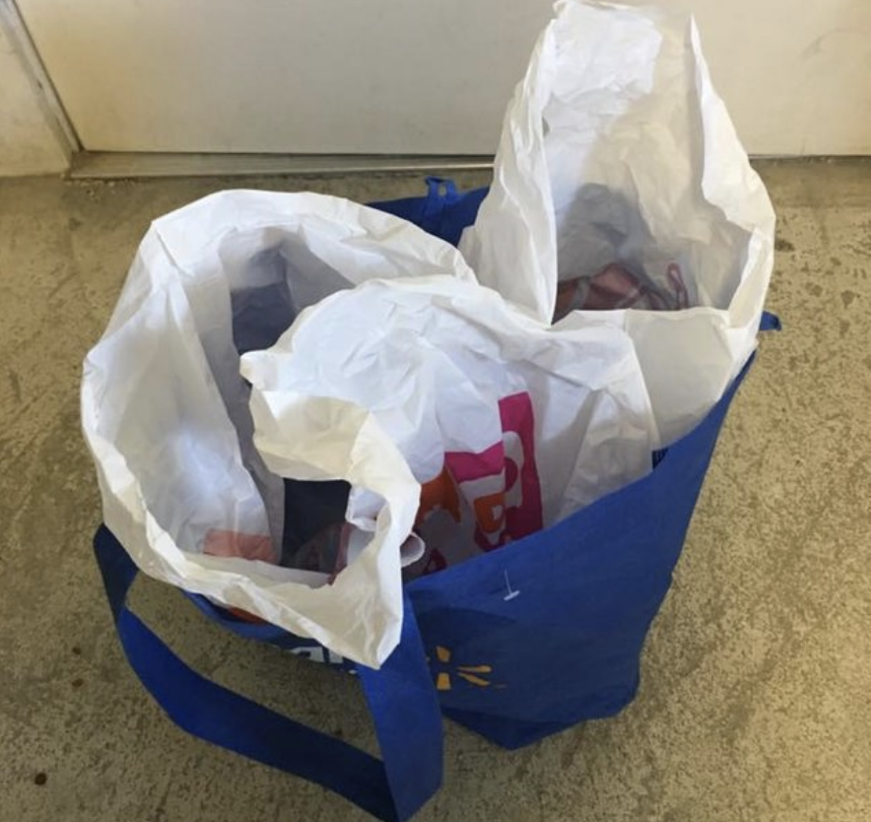Trovano una borsa in corridoio: il contenuto è incredibile [FOTO]