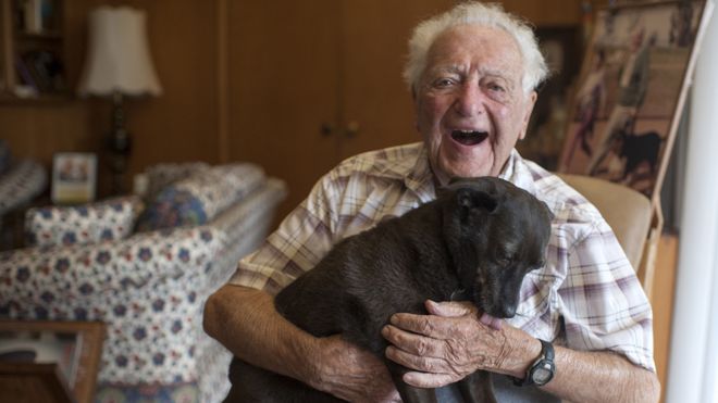 Compie 104 anni e il merito è del suo cane: ecco perché