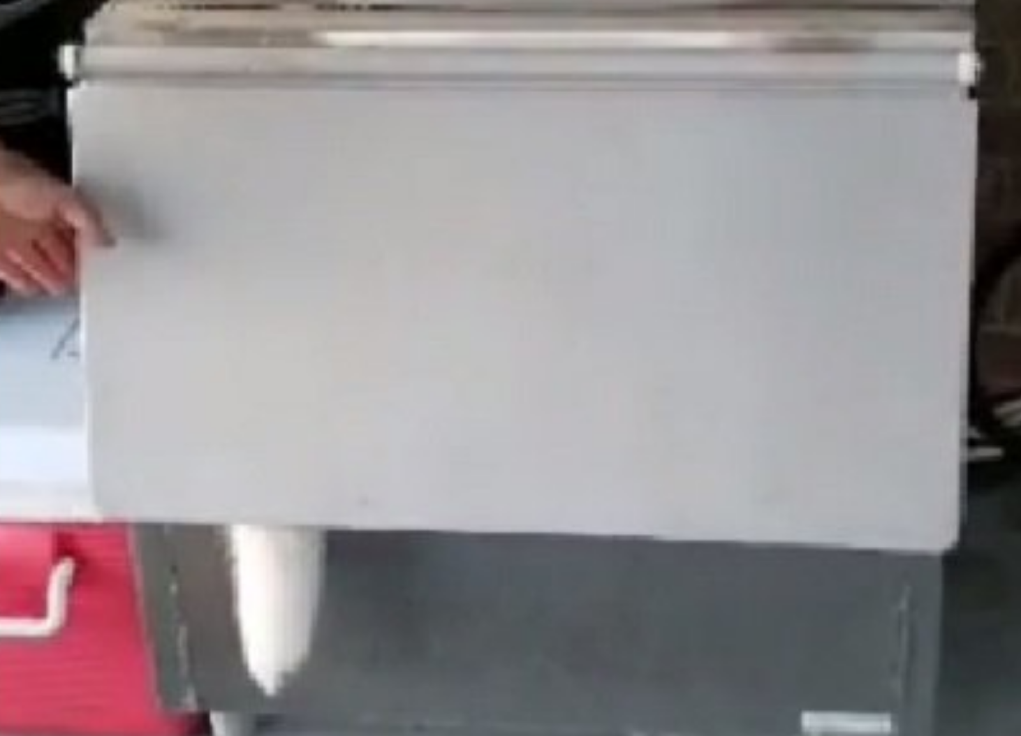 Vuole rinfrescarsi: la soluzione del cane è incredibile [VIDEO]