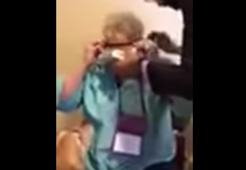 Una donna cieca vede il suo cane per la prima volta: l'emozione è incontenibile [VIDEO]