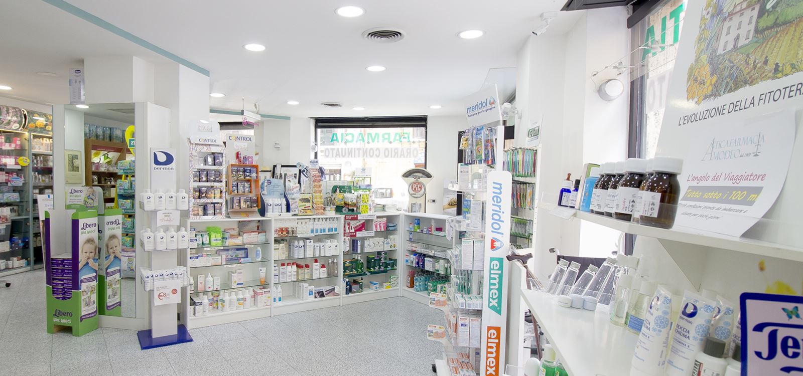 Ha bisogno di aiuto ed entra in farmacia. Ecco cosa accade dopo [FOTO]