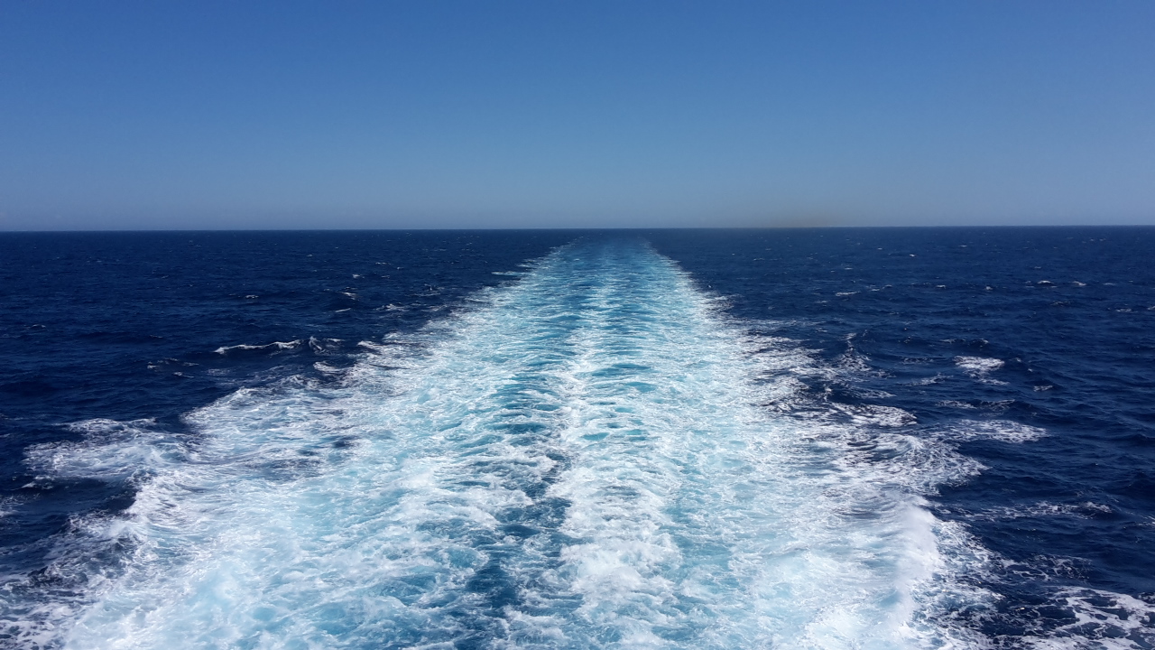 Va a pesca in mare aperto: quello che fa dopo è commovente [FOTO]