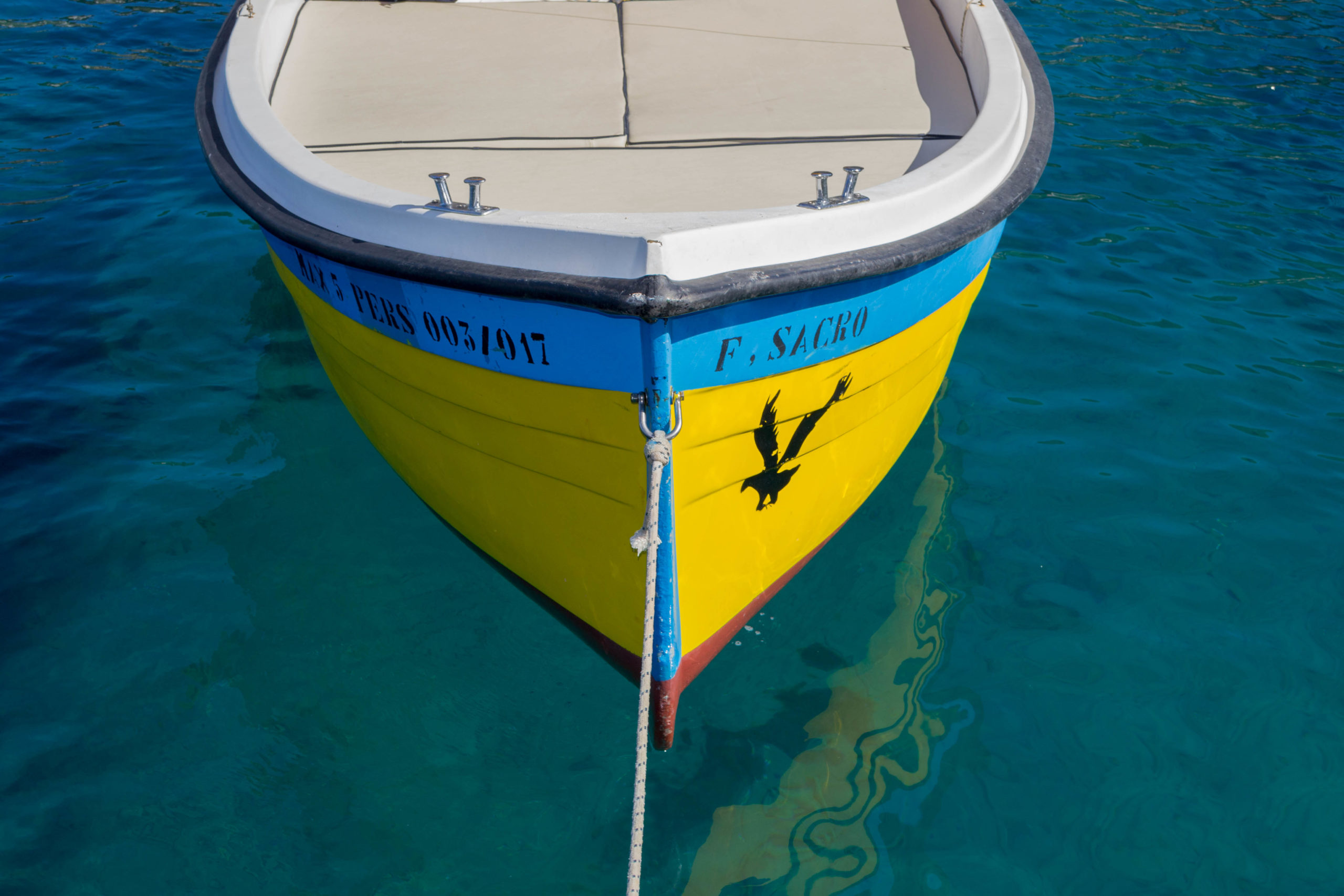 Vanno al prendere la barca per uscire in mare: quello che succede dopo è incredibile