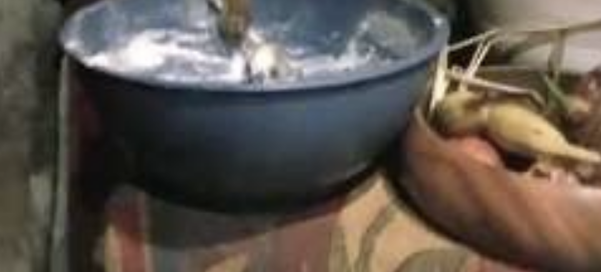 Entra in cucina e trova qualcuno che mangia la sua pasta [VIDEO]