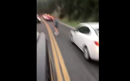 Il traffico è bloccato: il motivo è sconvolgente [VIDEO]