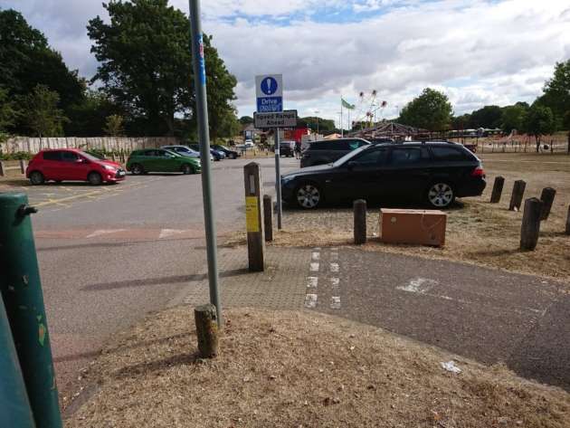 Trovano una scatola in un parcheggio: il contenuto è il più triste del mondo [FOTO]