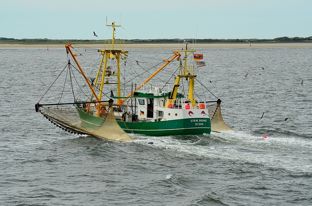 barca con rete da pesca