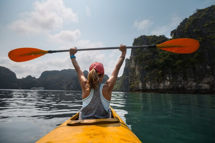 Balena aggredisce due donne in kayak: prima le inghiotte e e poi le sputa