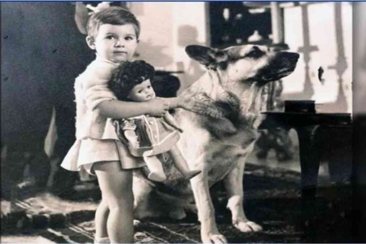 Cane e bambina bianca berlinguer foto