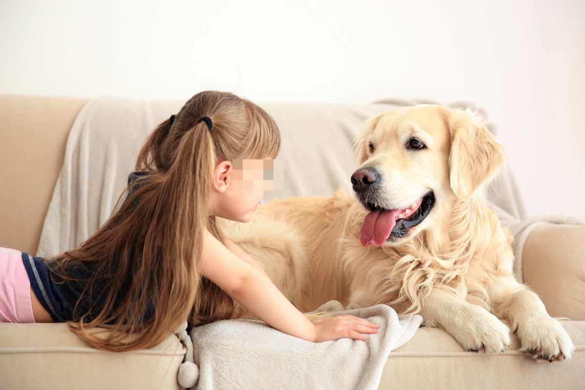 bambina e il suo cagnolone
