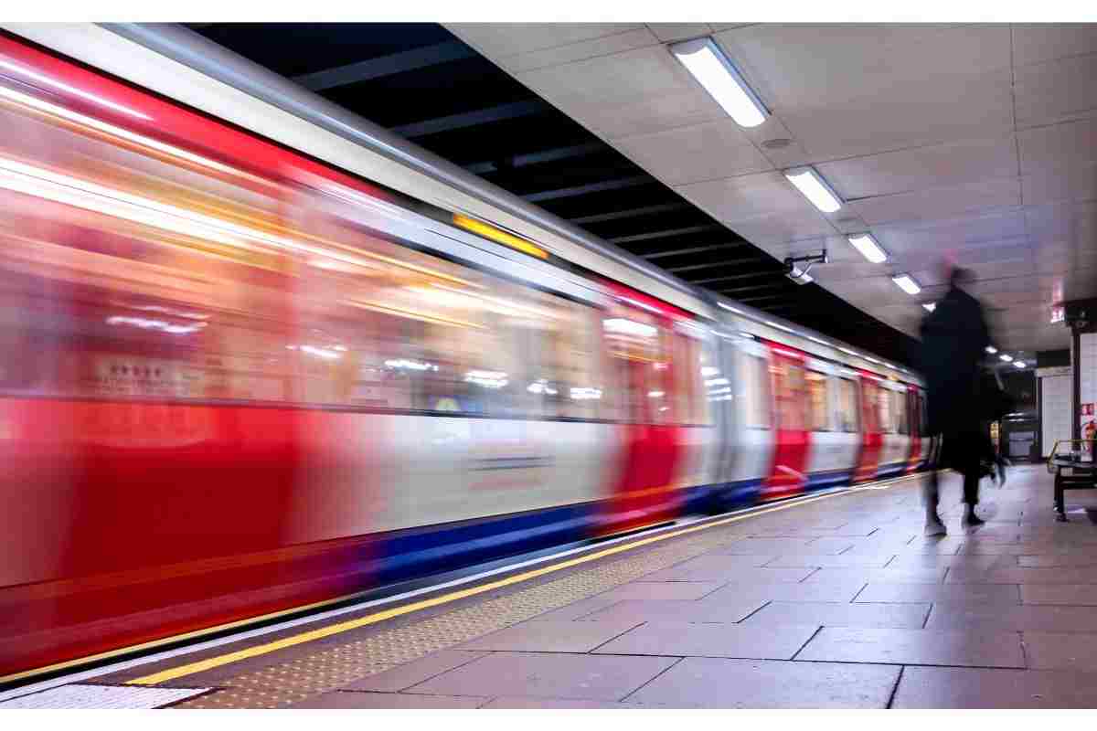 Ritrovato in metropolitano con un cartello al collo