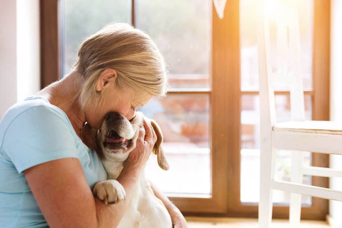 donna abbraccia il suo cane