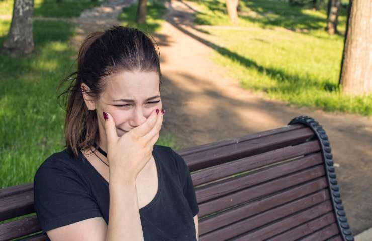 donna piange su una panchina