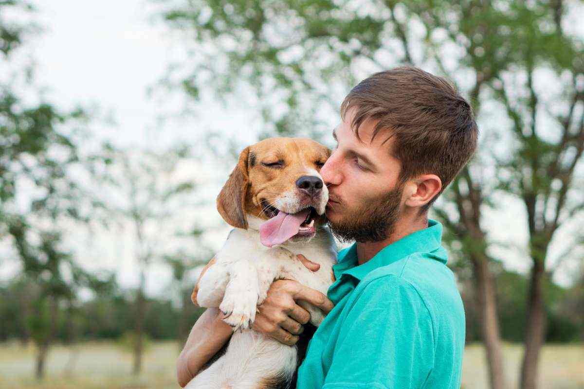 ragazzo abbraccia e bacia il suo cane