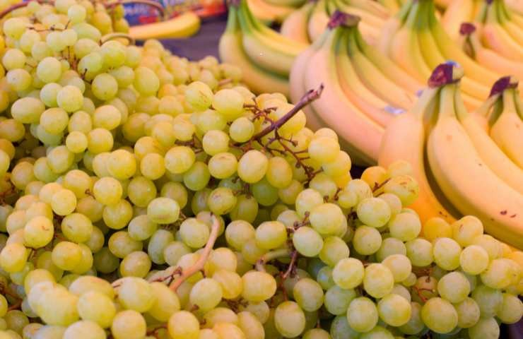 uva e banane in grosse quantità