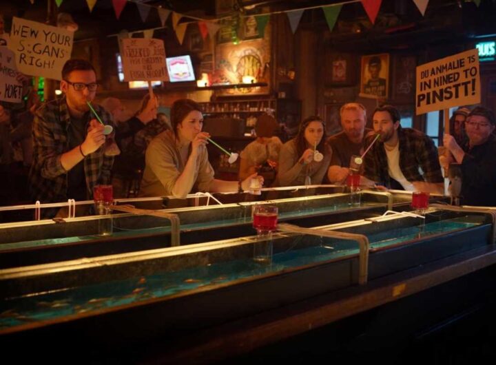 Il crudele gioco del pub americano: soffiare nelle cannucce per far correre i pesci rossi