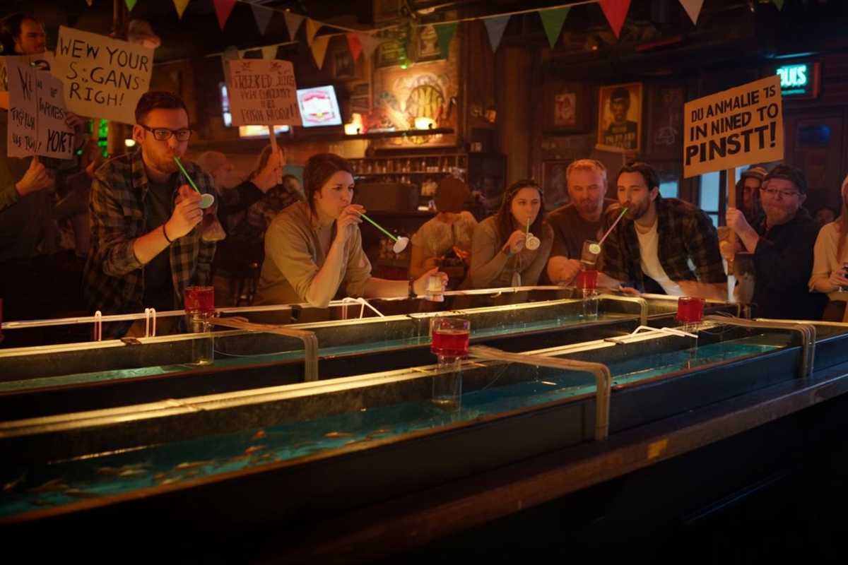Il crudele gioco del pub americano: soffiare nelle cannucce per far correre i pesci rossi